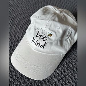 White Bee Kind Women’s hat